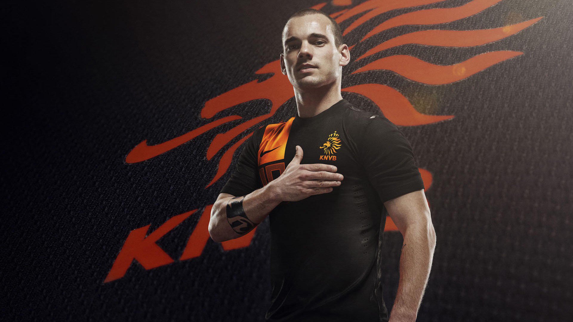 “校园足球联赛逐步扩大，越来越多青少年前来 compete”，校园足球比赛